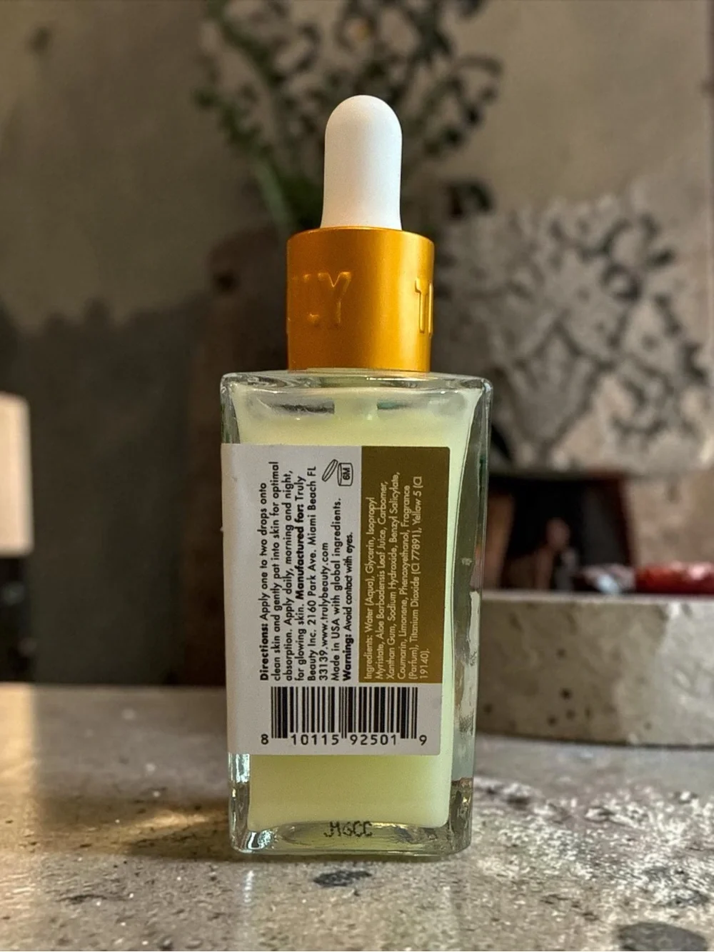 TRULY Pineapple Glow Smoothing Face Serum - Gold & White